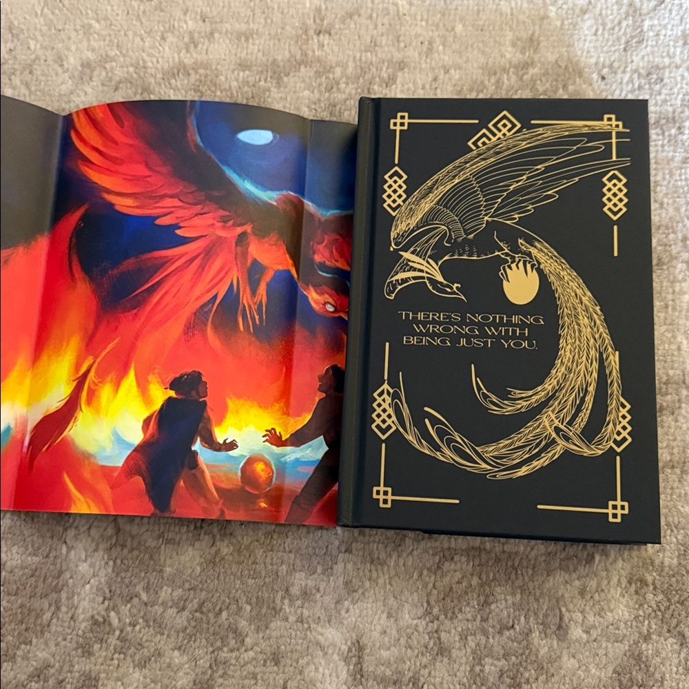 Owlcrate edition of the teller of small fortunes by Julie Leong signed - Picture 4 of 8